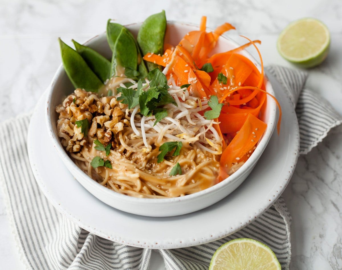 Rezept - Asiatischer Nudelsalat mit Erbsenschoten &amp; Sesam - Foodist Magazin